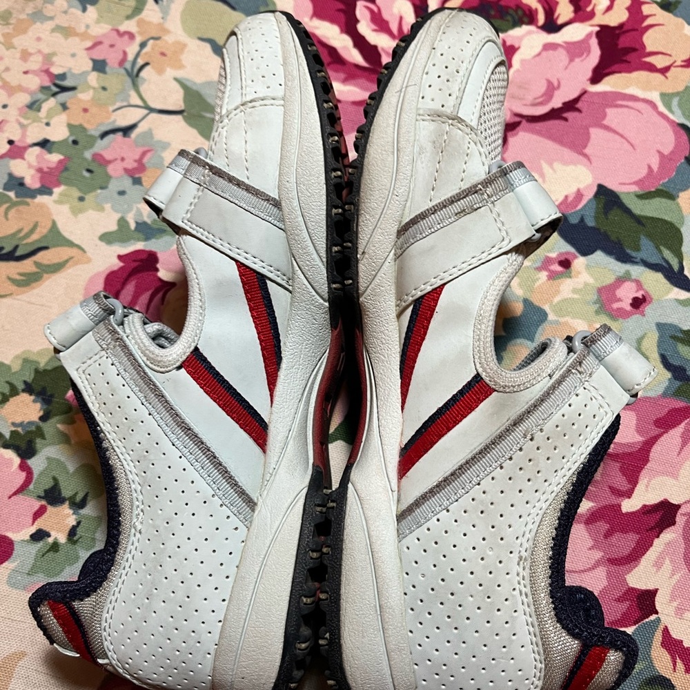 Tommy Hilfiger Grey Sneaker
Free: Brown peep- toe heels shoes - Picture 6 of 11
